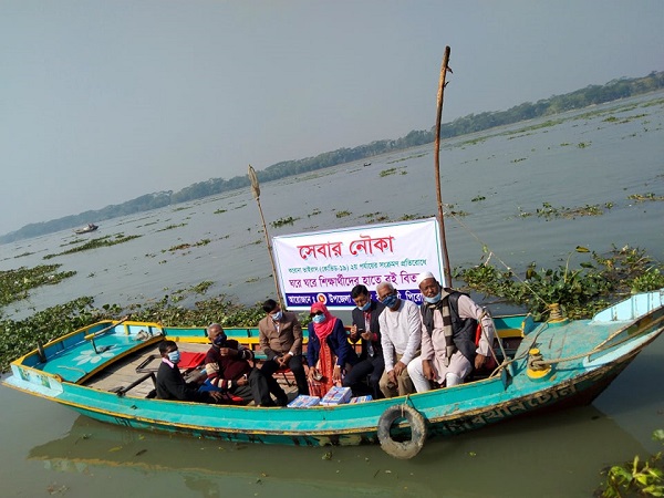 কাউখালীতে সেবার নৌকায় শিক্ষার্থীদের বাড়ি বই পৌঁছে দিলেন ইউএনও খালেদা খাতুন রেখা