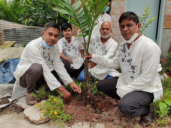 ঈদ উপলক্ষে মাল্টিমিডিয়া নিউজ পোর্টাল চ্যানেল খুলনার বৃক্ষরোপণ