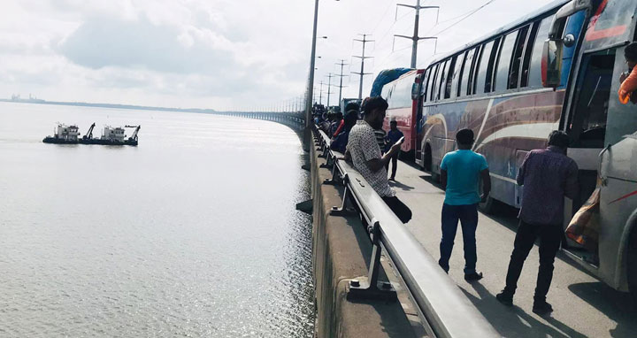 ২৪ ঘন্টায় বঙ্গবন্ধু সেতুতে ২ কো‌টি ৩০ লাখ টাকা টোল আদায়