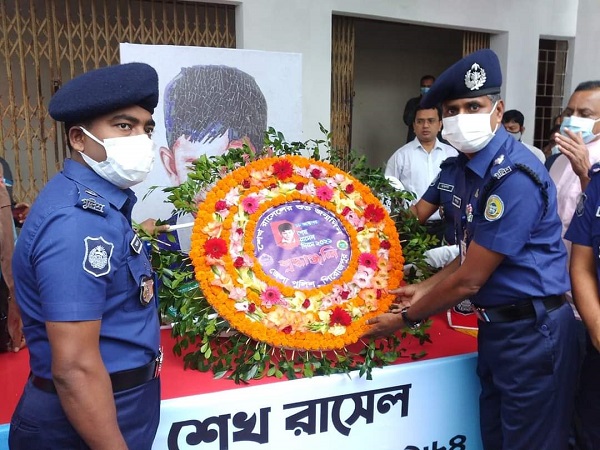 পিরোজপুর জেলা পুলিশ কর্তৃক শহীদ শেখ রাসেল এঁর প্রতিকৃতিতে পুষ্পস্তবক অর্পণ