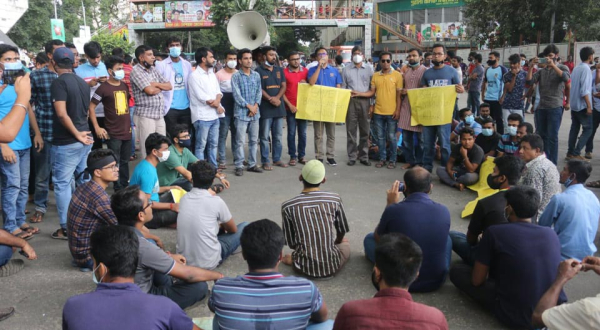 মণ্ডপে মণ্ডপে হামলাকারীদের শাস্তির দাবিতে শাহবাগে অবরোধ