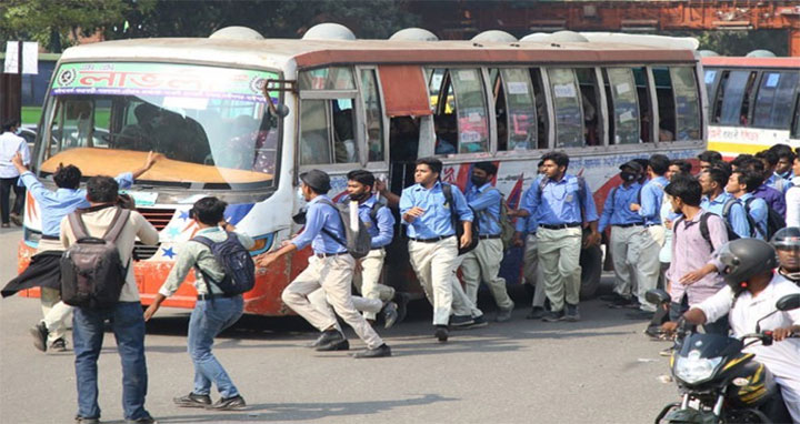 গণপরিবহনে শিক্ষার্থীদের হাফ ভাড়া নেওয়ার সিদ্ধান্ত