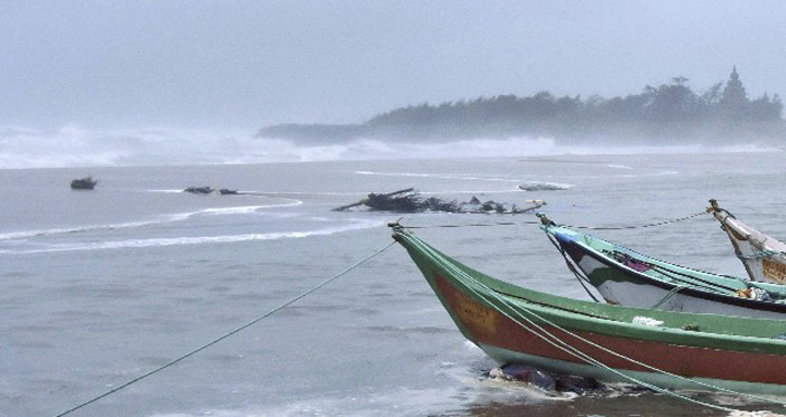 নিম্নচাপ আরো ঘণীভূত হওয়ায় বন্দরে ১ নম্বর সংকেত