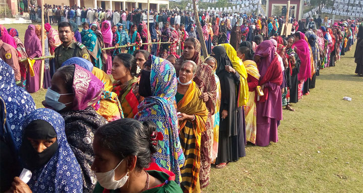 ৮ম ধাপের ইউপি নির্বাচনে নোয়াখালীতে ভোটারদের দীর্ঘ সারি