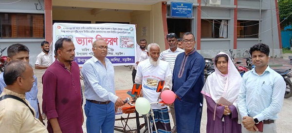 কালিয়ায় প্রান্তিক জেলেদের মাঝে ভ্যান বিতরণ।