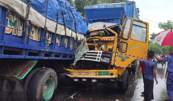 খুলনায় ট্রাক-কাভার্ড ভ্যান মুখোমুখি সংঘর্ষে নিহত ১