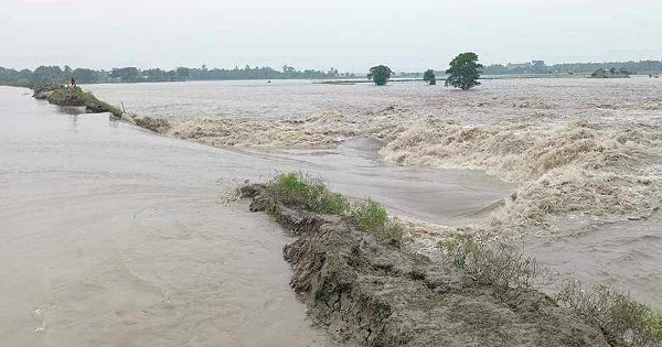 পাইকগাছায় বাঁধ ভেঙে প্লাবিত ১৩ গ্রাম