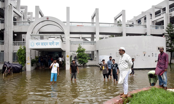 টানা বৃষ্টিতে খুবিতে সৃষ্ট দুর্ভোগ লাঘবে দ্রুত পানি নিষ্কাশনের নির্দেশ