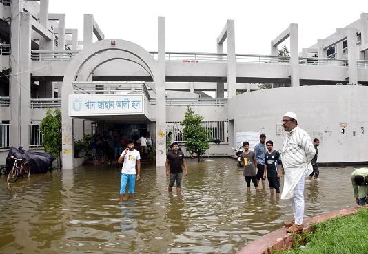 টানা বৃষ্টিতে খুবিতে সৃষ্ট দুর্ভোগ লাঘবে দ্রুত পানি নিষ্কাশনের নির্দেশ : প্রফেসর ড. মো. রেজাউল করিম